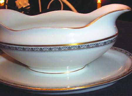 EAM40 (NOVERGE) Gravy Boat with Attached Underplate