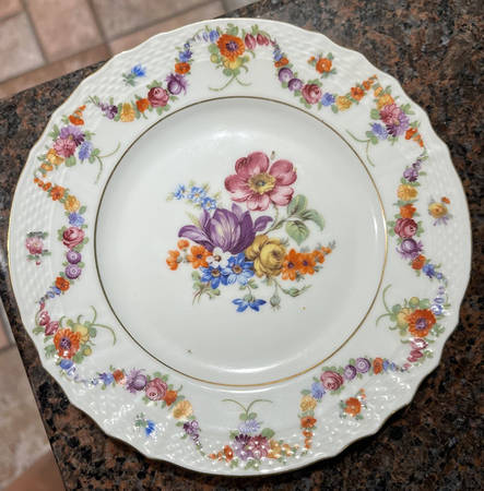 9954-919 (White, Basketweave) Dinner Plate