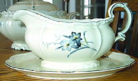 9890 Gravy Boat with Attached Underplate