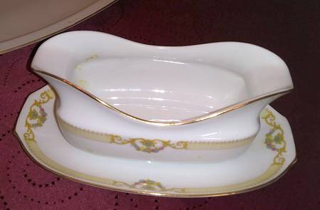 6528 Gravy Boat with Attached Underplate