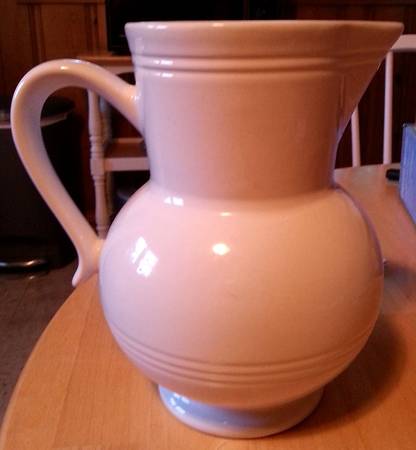 Blanc (White) 32 Oz Pitcher