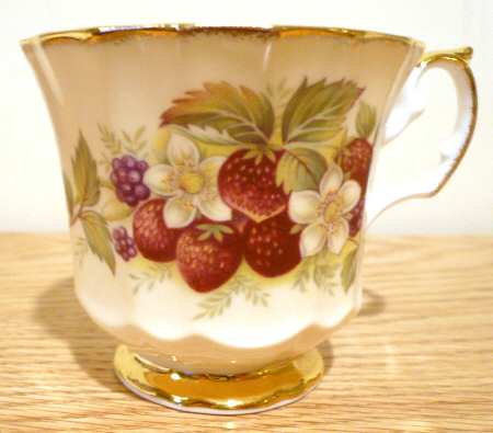 ELZ43 Footed Cup