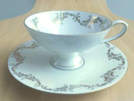 542 Footed Cup & Saucer Set