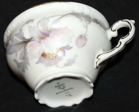 Pastelle (White Bkgrd, Scalloped) Footed Cup