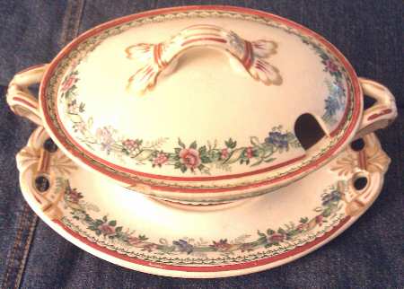 5118B Sauce Boat & Lid with Underplate