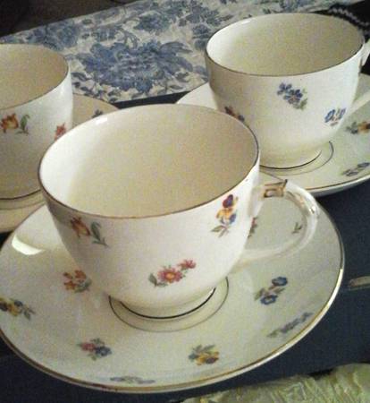 EML32 Footed Cup & Saucer Set