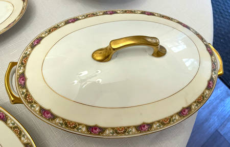 6577 Oval Covered Vegetable
