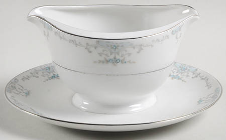 Heirloom Round Gravy Boat/Attached Underplate