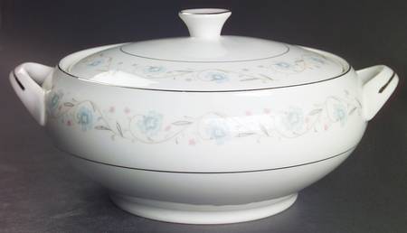 English Garden (Platinum) Round Covered Vegetable