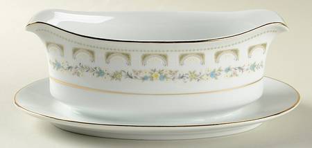La Mancha Gravy Boat with Attached Underplate