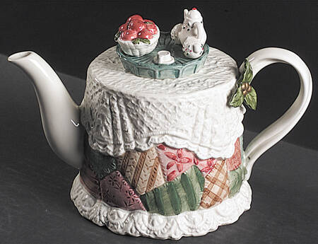 Christmas Quilt Teapot & Lid