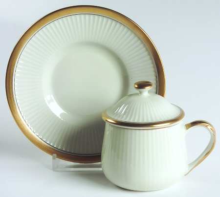 Classique d'Or Buff 3-Piece Pot de Creme with Underplate