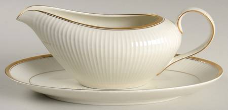 Classique d'Or Buff Gravy Boat & Underplate/Relish