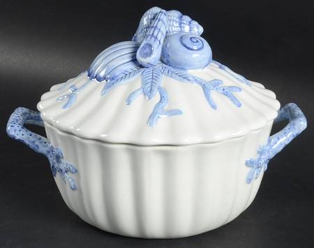 Coquille Bleu Round Covered Vegetable