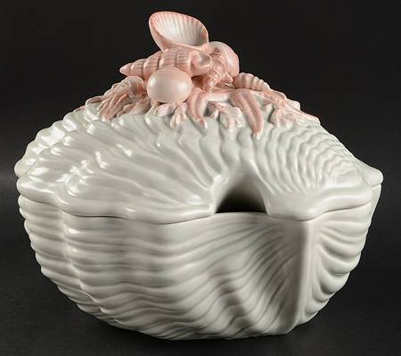 Coquille Tureen &  Lid