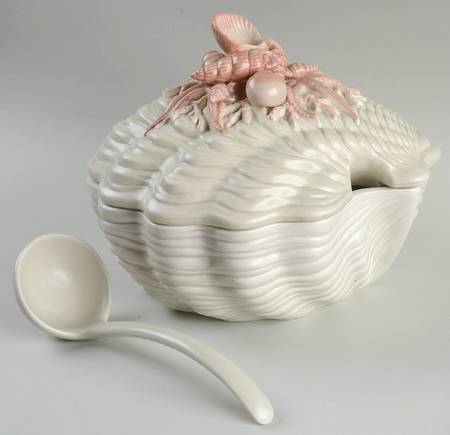 Coquille Tureen & Lid w/Ladle