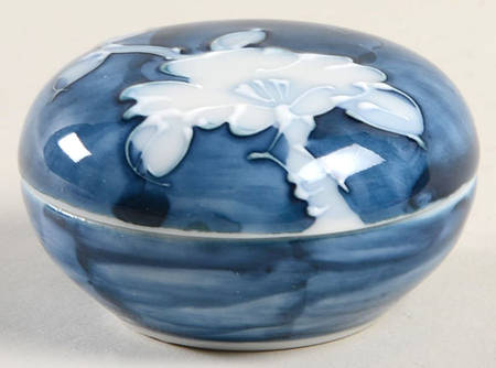 Camellia Folkart 2" Round Box & Lid