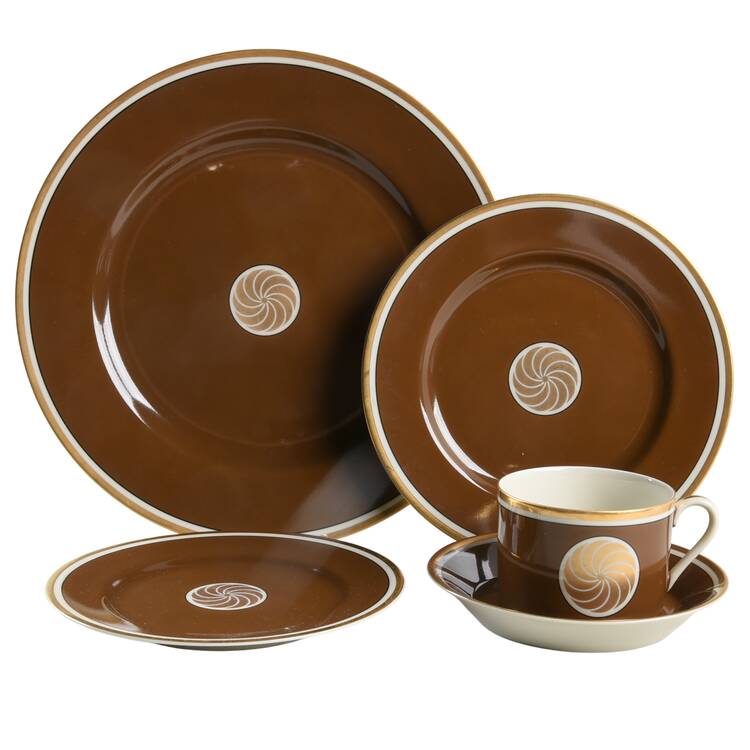 Medaillon d'Or Cognac (Medium Brown) 40 Piece Estate Set