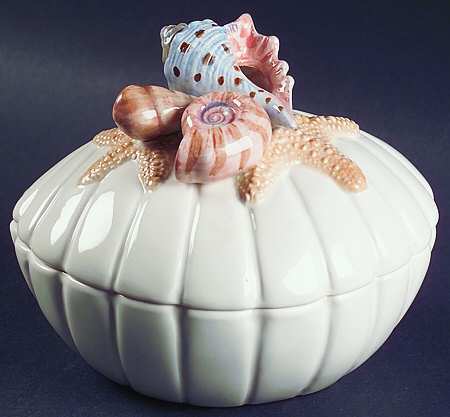 Seahorse Giftware Shell Shaped Box with Lid