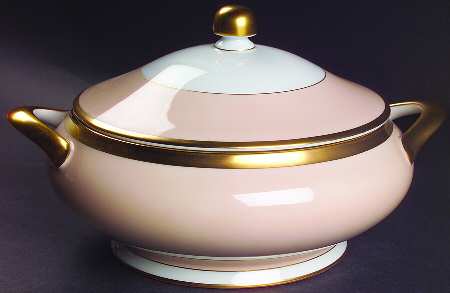 Versailles Shell Peach Round Covered Vegetable