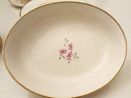 Fuschia (Gold) 10" Oval Vegetable Bowl