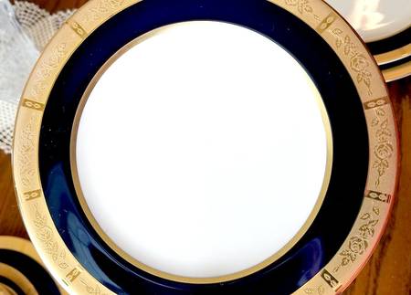 Georgian Rose Black (Gold Trim, Rim) Dinner Plate