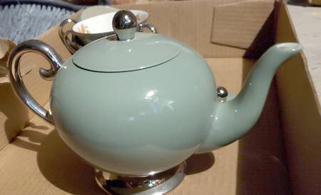 Sarita (Rim & Coupe) Teapot & Lid