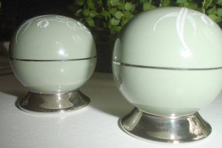 Snow Tulip Sage Green (Rim) Salt & Pepper Set