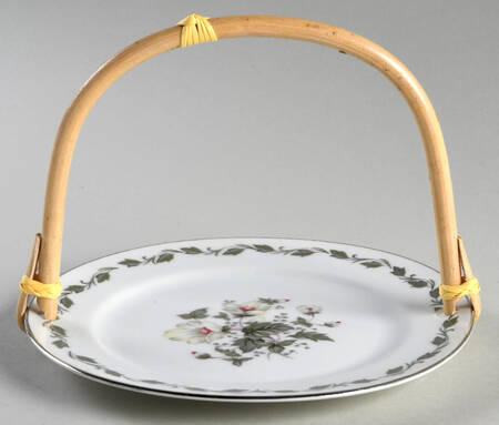 Irene 5 3/8"-5 5/8" Bamboo Handled Serving Plate  HC