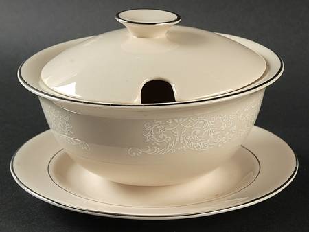 Queen's Lace Gravy Boat w/Attached Underplate & Lid