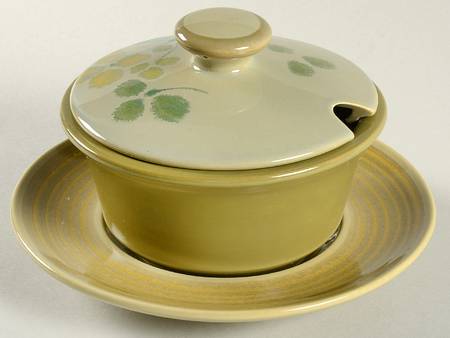 Pebble Beach Round Gravy Boat & Lid with Underlate