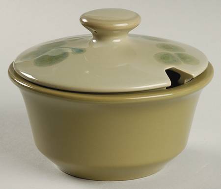 Pebble Beach Round Gravy Boat & Lid