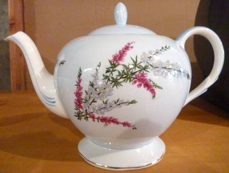 Highland Heather (12 Scalloped Salad Plate) Teapot & Lid