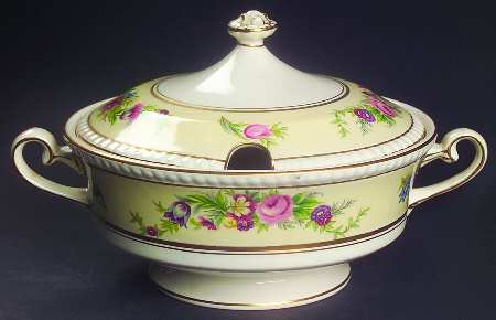 Hampton Court Sauce Boat & Lid