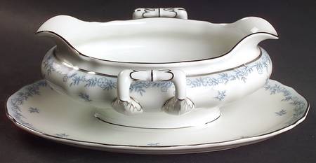 Delphine Gravy Boat with Attached Underplate