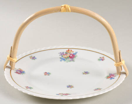 Gretchen 5 3/8"-5 5/8" Bamboo Handled Serving Plate  HC