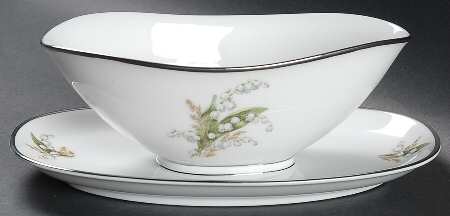 Lily Gravy Boat with Attached Underplate