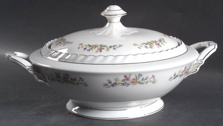 Woodfield Round Covered Vegetable