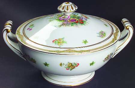 Fleurette Round Covered Vegetable