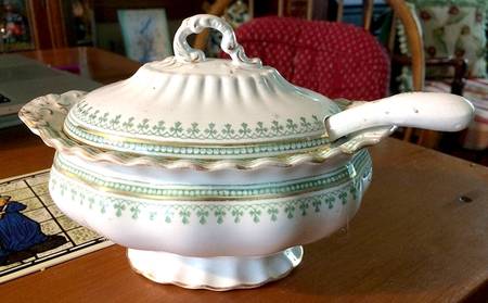 Trefoil Sauce Boat & Lid with Ladle