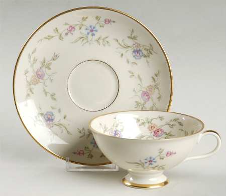 01695 Footed Cup & Saucer Set
