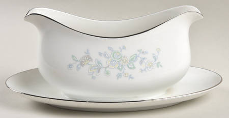 Carolee Gravy Boat with Attached Underplate
