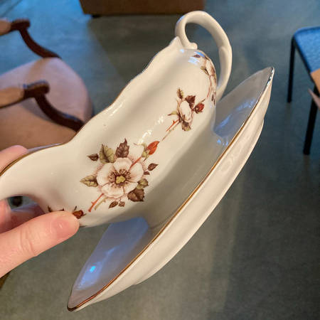 FAV30 Gravy Boat with Attached Underplate