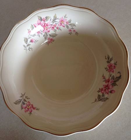 Azalea 9" Round Vegetable Bowl