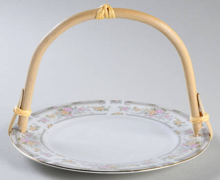 Southampton (Design on Edge) 5 3/8"-5 5/8" Bamboo Handled Serving Plate  HC