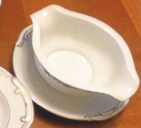 FUK44 Gravy Boat with Attached Underplate