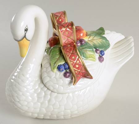Holiday Swan Sculpted Box & Lid