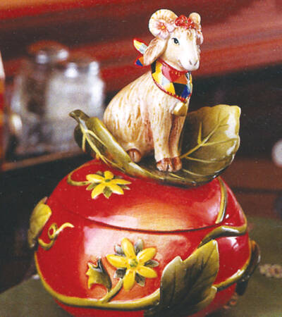Country Chic Figural Trinket Box & Lid