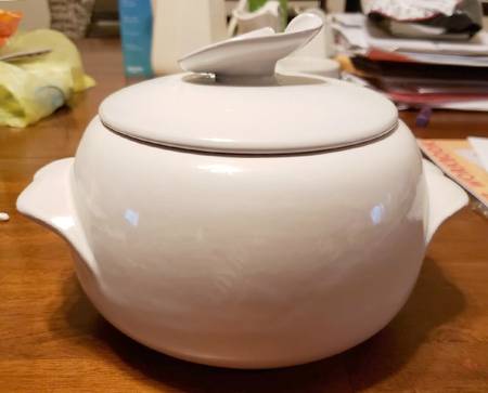 Plainsman White Sand 1.75 Qt Round Covered Casserole