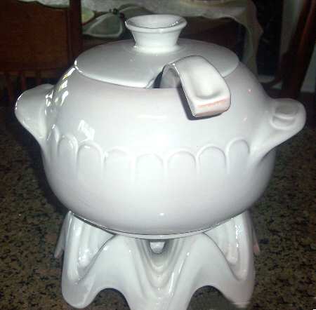 Plainsman White Sand Tureen & Lid with Warmer Stand